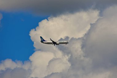 Orlando, Florida. Eylül 13,2018. Westjet Havayolları, uçaktan güzel gökyüzü artalanları üzerinde Orlando Airport adlı açılış.