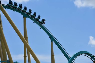 Orlando, Florida. 21 Eylül 2018. Seaworld Park, sürücü uluslararası alanda çelik Kraken Roller coaster closeup. (2).