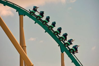 Orlando, Florida. 21 Eylül 2018. Bir grup insan bir Kraken roller coaster ride Seaworld okyanus Deniz tema parkı, zevk