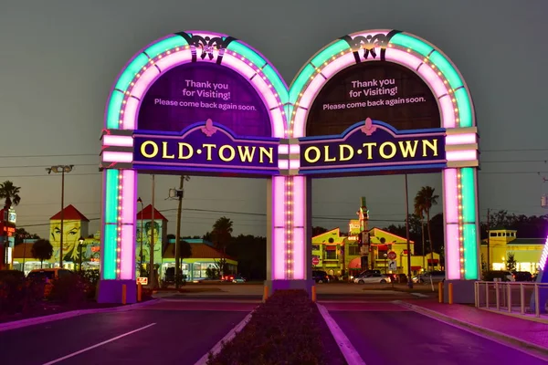 Orlando Florida Outubro 2018 Arcos Entrada Iluminados Lojas Coloridas Fundo — Fotografia de Stock