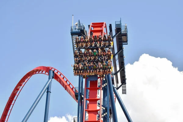 Tampa, Florida. 06 Ekim 2018. Saatte 70 mil için Sheikra Rollercoaster üzerinde komik grup iner