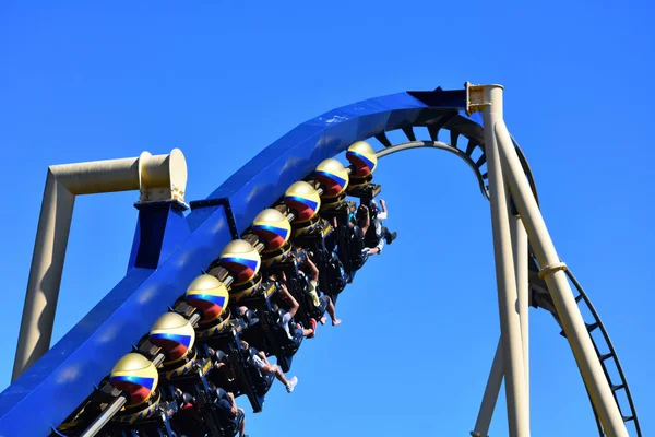 Tampa, Florida. Bush Gardens mavi çelik izinde daha yüksek bir yere tırmanma çelik roller coaster tren koltuklarda 25 Ekim 2018 komik insanlar.