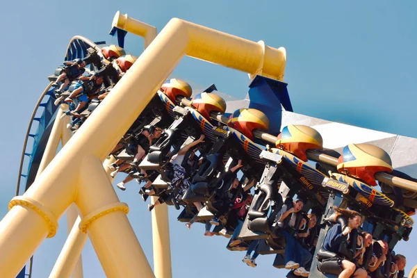 Tampa Florida Października 2018 Ludzie Jeździć Gigantyczne Montu Roller Coaster — Zdjęcie stockowe