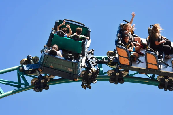 Tampa Florida Oktober 2018 Mensen Plezier Cobra Vloek Achtbaan Bush — Stockfoto