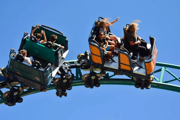  Tampa, Florida. 25 Ekim 2018 kadınlar enjoying döner, Rüzgar, Kobra'nın laneti Roller Coaster'Bush bahçeleri Tampa Körfezi içinde saçlı