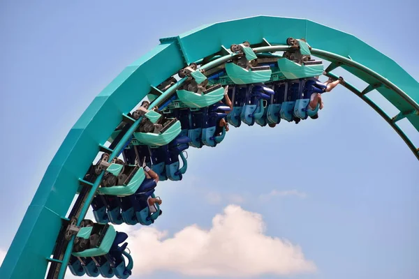 Orlando, Florida. 21 Eylül 2018. Şaşırtıcı temalı Kraken Roller Coaster at Seaworld International Drive alanında.