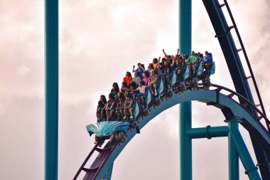 Orlando, Florida. 23 Eylül 2018. Komik biniciler, at Seaworld Tema Park ile şaşırtıcı Mako Roller Coaster Roller coaster.