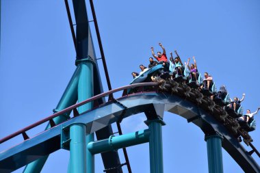 Orlando, Florida. 25 Eylül 2018. Komik insanlar Mako Rollercoaster Seaworld deniz lunapark keyfi..