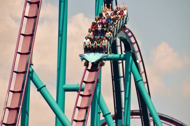 Orlando, Florida. 25 Eylül 2018. At Seaworld Uluslararası sürücü alanında muhteşem rollercoaster zevk insanlar.