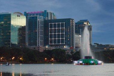 Orlando, Florida; 03 Eylül 2018 su Çeşmesi ve şehir manzarası ile Orlando Downtown Gölü Eola Park, gün batımı