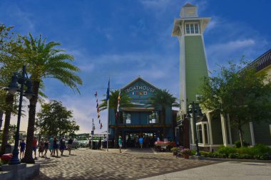 Orlando, Florida; 05 Eylül 2018 Waterfront Restoran, güzel yeşil deniz feneri, Lake Buena Vista'da liman barı
