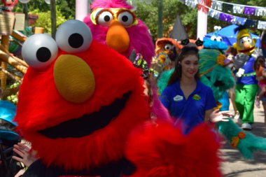 Tampa, Florida. 30 Eylül 2018 Elmo ve Bush Bahçe Tampa Bay sokakta parading arkadaşlar.