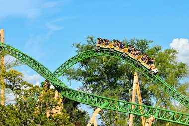 Tampa, Florida; 29 Eylül 2018 çita av Rollercoaster Afrika orman ve mavi gökyüzü arka plan Bush bahçeleri Tema Parkı.