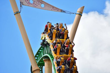 Tampa, Florida; Çita av Rollercoaster Bush bahçeleri Tampa Bay, gökyüzünde kaymağını 29 Eylül 2018 insanlar.