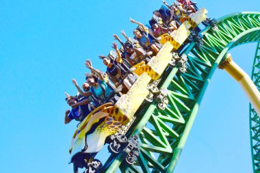 Tampa, Florida; İnanılmaz çita av Rollercoaster'Bush bahçeleri Tampa Körfezi'ndeki saatte 60 mil inen 29 Eylül 2018 komik insanlar.