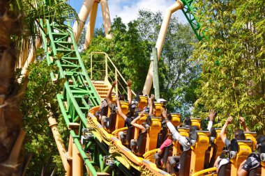 Tampa, Florida; 29 Eylül 2018. Çita av Rollercoaster, ormanın, geçiş içinde komik insanlar en tepeye Bush bahçe tema parkı,.