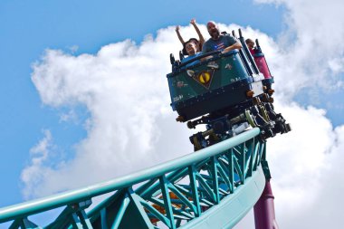 Tampa, Florida; Eylül 29,2018. Kobra'nın laneti Rollercoaster'Bush bahçeleri Tampa Körfezi'ndeki güzel bulutlu gökyüzü arka plan üzerinde şaşırtıcı..