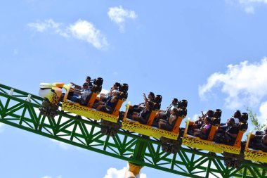 Tampa, Florida; Eylül 29,2018. Bush Bahçe Park binmek yüzleri insanlar enyoing bir çita av rollercoaster binmek heyecanlı