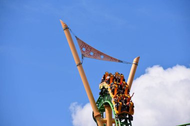 Tampa, Florida; Eylül 29,2018. Gökyüzü, dokunaklı insanlar montu Rollercoaster Bush Gardens zevk