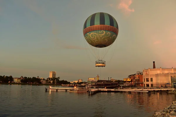 Orlando Florida September 2018 Luftballong Flyger Vacker Solnedgång Bakgrund Lake — Stockfoto