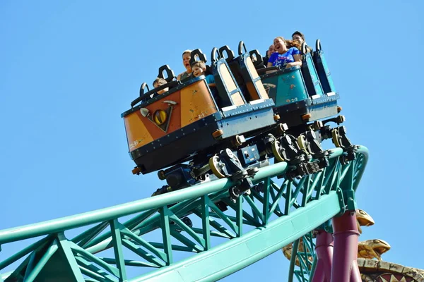 Tampa, Florida; 29 Eylül 2018. Müthiş Kobra'nın Rollercoaster Bush bahçeleri lunapark keyfi kardeşler.