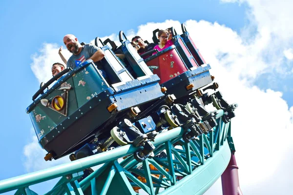 Tampa Florida Eylül 2018 Baba Oğul Kobralar Lanet Rollercoaster Eğleniyor — Stok fotoğraf