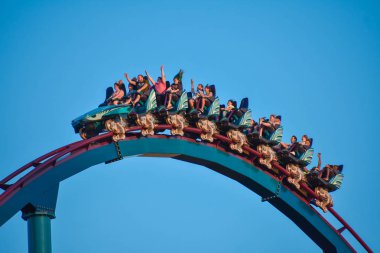 Orlando, Florida. 26 Şubat 2019. Güzel insanlar inanılmaz Mako rollercoaster at Seaworld Tema Park (2 eğleniyor).