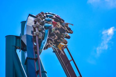 Orlando, Florida. 26 Şubat 2019. Mako rollercoaster lightblue gökyüzü arka plan at Seaworld Tema Park (1 üzerinde inanılmaz zevk insanlar).