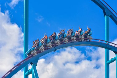 Orlando, Florida. 26 Şubat 2019. Mako rollercoaster lightblue gökyüzü arka plan at Seaworld Tema Park (3 üzerinde inanılmaz zevk insanlar)