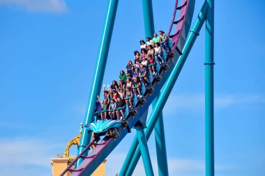 Orlando, Florida. 26 Şubat 2019. İnsanlar inanılmaz Mako rollercoaster at Seaworld Tema Park (5 eğleniyor).