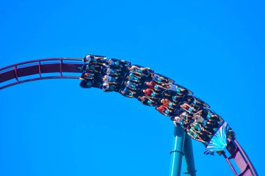 Orlando, Florida. 26 Şubat 2019. İnsanlar inanılmaz Mako rollercoaster at Seaworld Tema Park (10 eğleniyor)