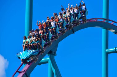 Orlando, Florida. 26 Şubat 2019. İnsanlar inanılmaz Mako rollercoaster at Seaworld Tema Park (11 eğleniyor).
