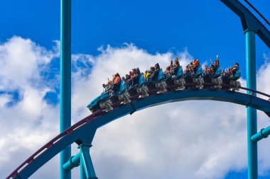 Orlando, Florida. 26 Şubat 2019. İnsanlar inanılmaz Mako rollercoaster at Seaworld Tema Park (12 eğleniyor)