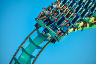 Orlando, Florida. 26 Şubat 2019. İnsanlar müthiş Kraken rollercoaster at Seaworld Tema Park (6 eğleniyor).