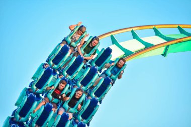 Orlando, Florida. 26 Şubat 2019. İnsanlar müthiş Kraken rollercoaster at Seaworld Tema Park (7 eğleniyor).