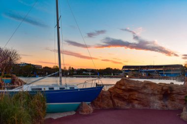 Orlando, Florida. 26 Şubat 2019. Rıhtımlar üzerinde renkli günbatımı arka plan at Seaworld Tema Park (1 yelkenli)