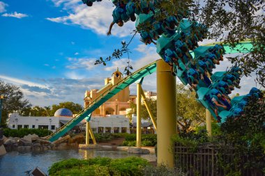 Orlando, Florida. 25 Şubat 2019 insanlar sahip Kraken rollercoaster, Seaworld deniz Tema Parkı (6 eğlenceli).