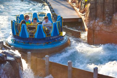 Orlando, Florida. 20 Ocak 2019 insanlar sahip nehir cazibe yolculuğu sonsuz Falls, Seaworld deniz Tema Parkı (1 eğlenceli).