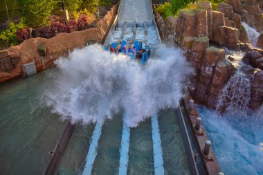 Orlando, Florida. 20 Ocak 2019 insanlar sahip nehir cazibe yolculuğu sonsuz Falls, Seaworld deniz Tema Parkı (6 eğlenceli).