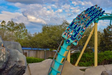 Orlando, Florida. 05 Mart 2019. Eğleniyor insan Kraken rollercoaster, Seaworld deniz Tema Parkı (3).