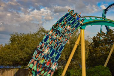 Orlando, Florida. 05 Mart 2019. Eğleniyor insan Kraken rollercoaster, Seaworld deniz Tema Parkı (6)