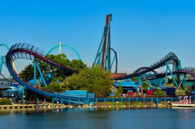 Orlando, Florida. 09 Mart 2019. Kısmi görünümü Mako rollercoaster at International Drive alanında Seaworld ve Kraken rollercoaster.