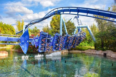 Orlando, Florida. 09 Mart 2019. Manta Ray rollercoaster at Seaworld International Drive alanında (1 zevk insanlar)