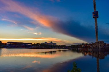 Orlando, Florida. 09 Mart 2019. Bayside Stadyumu, Sky Tower ve at Seaworld International Drive alanında (1 gün batımı renkli arka plan üzerinde mavi lagün)