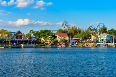 Orlando, Florida. 09 Mart 2019. Panoramik renkli Waterfront ve rollercoaster at Seaworld International Drive alanında (7).