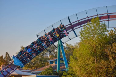 Orlando, Florida. 09 Mart 2019. Mako Rollercoaster at Seaworld International Drive alanında (4 zevk insanlar)