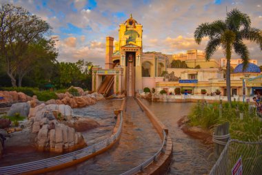 Orlando, Florida. 09 Mart 2019. İnsanların eğlenceli yolculuk Atlantis'e at Seaworld International Drive alanında (3)