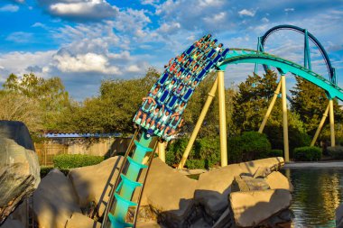 Orlando, Florida. 09 Mart 2019. Eğleniyor insan Kraken rollercoaster at Seaworld International Drive alanında lightblue bulutlu gökyüzü arka plan üzerinde.
