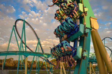Orlando, Florida. 09 Mart 2019 insanlar sahip Kraken rollercoaster, Seaworld deniz Tema Parkı (5 eğlenceli).