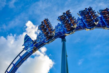 Orlando, Florida. 09 Mart 2019 insanlar sahip eğlenceli Manta Ray rollercoaster, Seaworld deniz Tema Parkı (3).